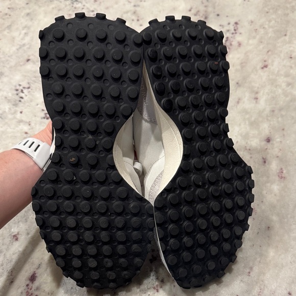 New Balance 327 White and Black Sneakers Sz 8.5 - Picture 3 of 6